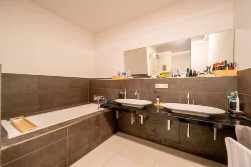 geräumiges Badezimmer mit Badewanne - 