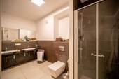 modernes Badezimmer mit ebenerdiger Dusche - 