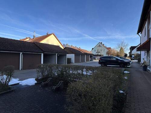 Stellplätze und Garagenhof - 3 Zimmer Etagenwohnung in Eckental