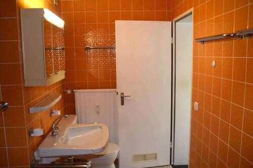 Teilansicht Badezimmer im Retrolook - 