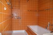 Geräumiges Dusch- und Wannenbad - 