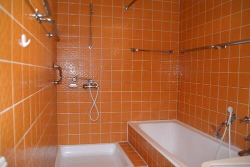 Geräumiges Dusch- und Wannenbad - 
