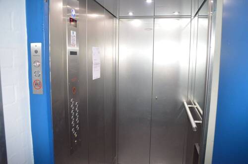 Fahrstuhl - erneuert im Jahr 2013 - 