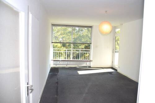 Wohnzimmer mit Zugang zum Balkon - 4 Zimmer Etagenwohnung in Celle