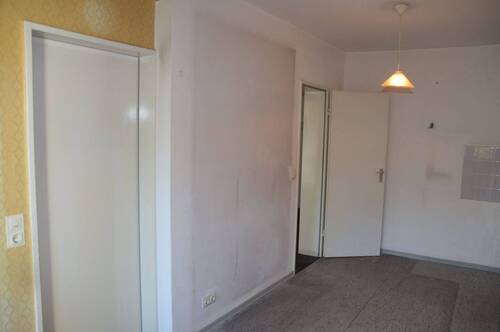 Teilansicht Küche mit Blick zum Flur - 