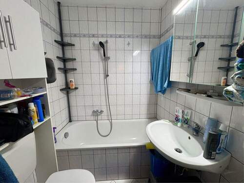 Bad-WC mit Badewanne - 
