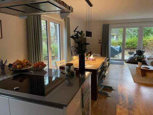 Blick aus der Küche und dem Wohnzimmer... - 