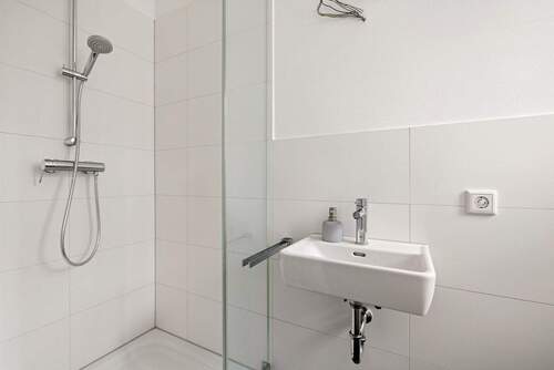 ... mit bodengleicher Dusche - 