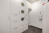 ca. 11 m² Hauswirtschaftsraum mit großem Einbauschrank - 