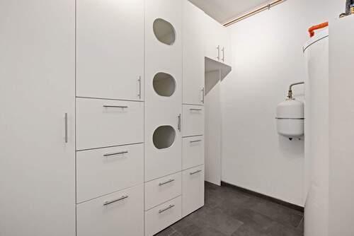 ca. 11 m² Hauswirtschaftsraum mit großem Einbauschrank - 
