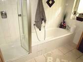 Tageslichtbad mit Wanne und Dusche - 