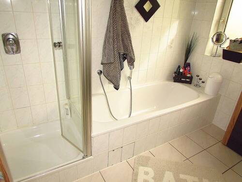 Tageslichtbad mit Wanne und Dusche - 