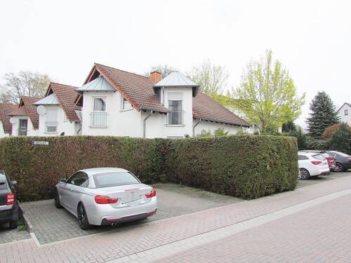 straßenseitige Ansicht mit Kfz-Stellplätzen - 4 Zimmer Reihenendhaus in Limburg