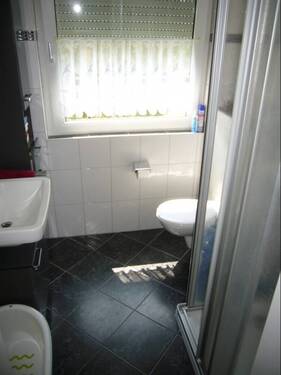 Bad mit Dusche und Fenster - 3 Zimmer Etagenwohnung in Lippstadt Bad Waldliesborn
