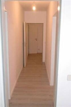 Bild 1 - Viel Raum zum Leben oder Investieren - Großzügige 3-Zimmer-Wohnung mit Balkon, Gäste-WC & Garage in zentraler Lage