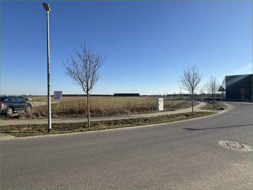 Bild 1 - Gewerbliches Baugrundstück am Flughafen Strausberg