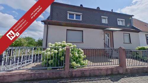 Eingang_Straßenseite - Eine Vielzahl an Nutzungsmöglichkeiten - 1-2-Familienhaus mit Baugrundstück in zweiter Reihe