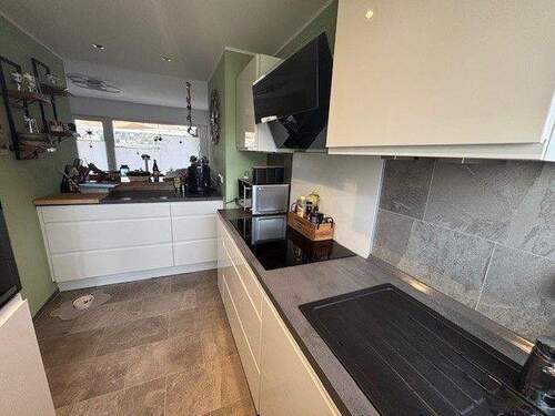 Küche mit Blick ins Wohnzimmer - 