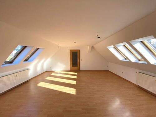 Wohnzimmer - 4 Zimmer Etagenwohnung zur Miete in Greiz