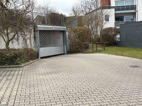 breite Tiefgaragen-Einfahrt - 