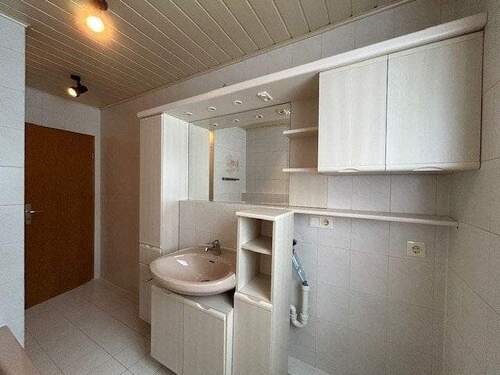 Badezimmer mit Tageslicht, WM-Anschluss mit ... - 