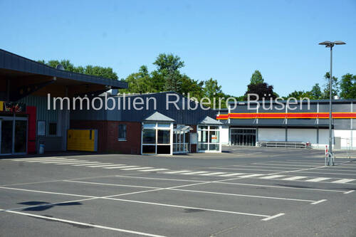 zahlreiche Kundenparkplätze vorhanden - 