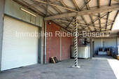 Rolltor und Anlieferzone - 