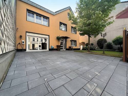 neu gepflasteter Innenhof - Mehrfamilienhaus, Wohnhaus mit 135,00 m² in Mönchengladbach zum Kaufen