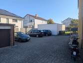 Hof Ansicht mit Stellplätzen - 6 Zimmer Etagenwohnung in Hallstadt
