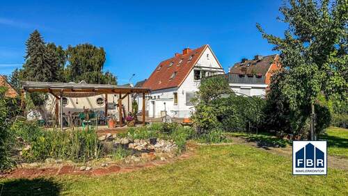 Großes Grundstück - 7 Zimmer Mehrfamilienhaus, Wohnhaus zum Kaufen in Lübeck