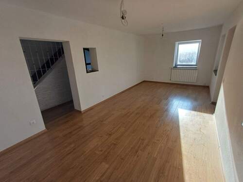 Blick zum Flur/ angrenzende Küche - 
