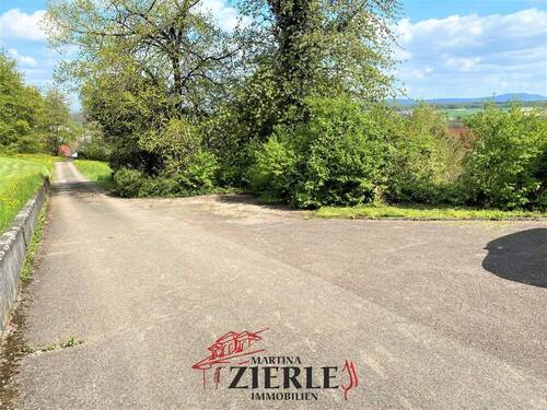 Grundstück und Parkplatz - 