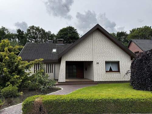 Haus von vorne Eingang - 7 Zimmer Einfamilienhaus zum Kaufen in Brunsbüttel