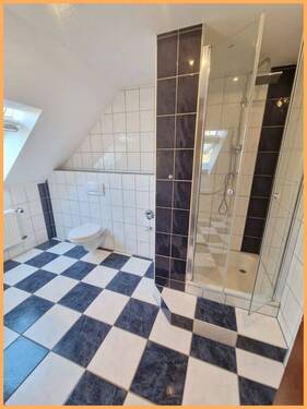 Bad mit Dusche - 