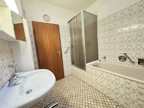 Bad mit Wanne und Dusche - 