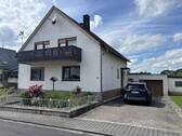 Vorderansicht mit Hof - Ideal für Familien: Ruhig gelegenes Einfamilienhaus mit schönem Garten in Girkenroth