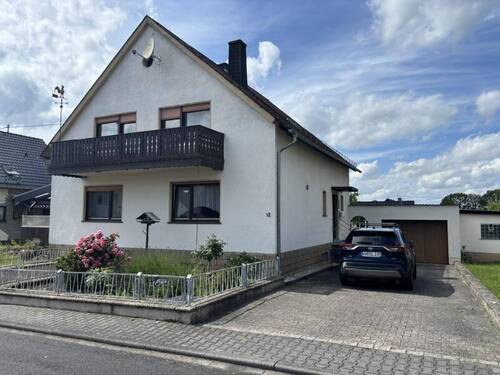 Vorderansicht mit Hof - Ideal für Familien: Ruhig gelegenes Einfamilienhaus mit schönem Garten in Girkenroth