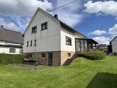 Rückansicht mit Garten - 6 Zimmer Einfamilienhaus in Girkenroth