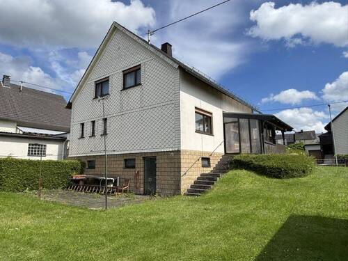 Rückansicht mit Garten - 6 Zimmer Einfamilienhaus in Girkenroth