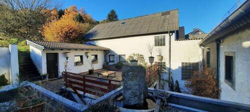 obere Terrasse mit Gartenaufgang - 