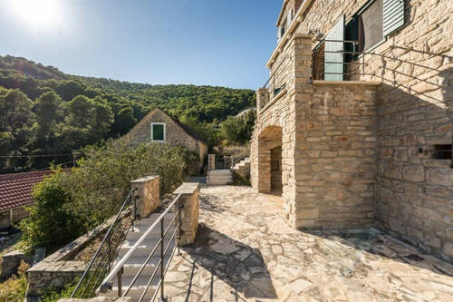 Außenansicht mit Bergblick - Historisches Steinhaus mit Meerblick in Stomorska auf der kroatischen Insel Solta
