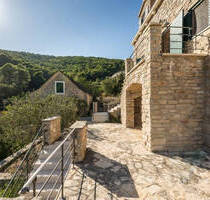 Historisches Steinhaus mit Meerblick in Stomorska auf der kroatischen Insel Solta