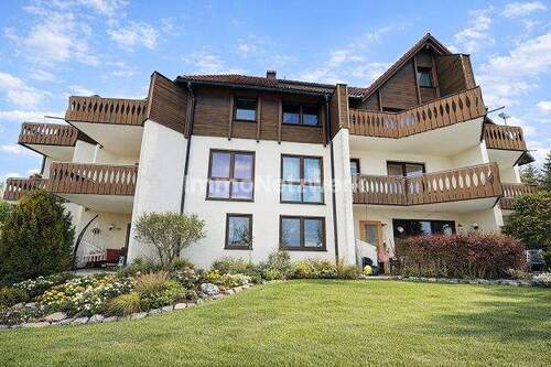 Rückseite Ansicht Terrassen Sommer - 4 Zimmer Etagenwohnung in Naila / Marlesreuth