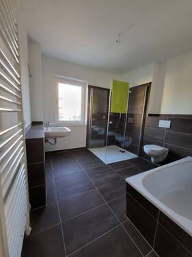 Beispiel Bad - 2 Zimmer Etagenwohnung zur Miete in Halle (Saale)