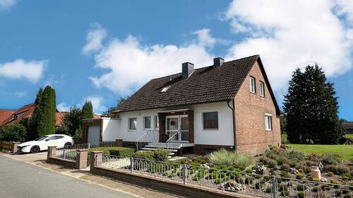  Straßenansicht - Wohlfühlhaus mit sonniger Feldrandlage in Sackgasse! (SY-6518)