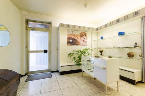 Eingangsbereich Friseursalon - 6 Zimmer Einfamilienhaus in Arnsberg