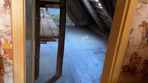 Stauraum auf beiden Seiten des ausgebauten 1. OG - 