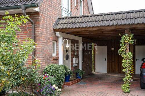 Carport und Eingang - 4 Zimmer Doppelhaushälfte in Hittbergen