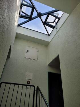 Treppenhaus mit Rauchabzug - 2 Zimmer Mehrfamilienhaus, Wohnhaus in Erftstadt