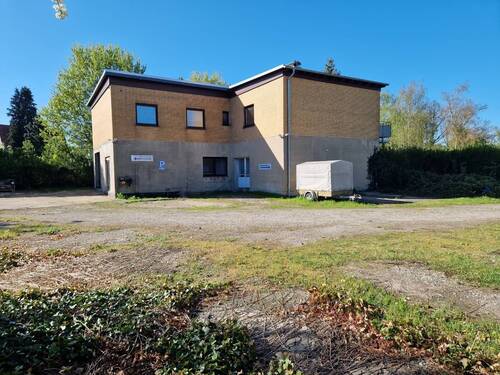 Hausansicht mit Grundstück - 6 Zimmer Einfamilienhaus zum Kaufen in Braunschweig